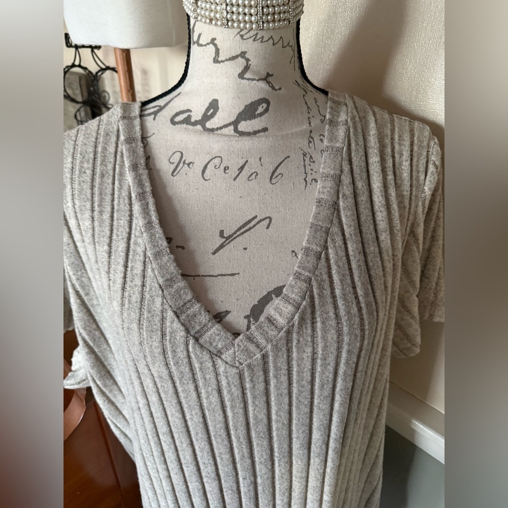 Gray Ribbed V-Neck Top - Picture 4 of 5
